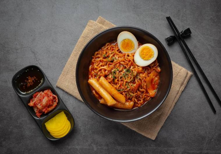 ilustrasi ramyeon (vecteezy.com/Artit Oubkaew)